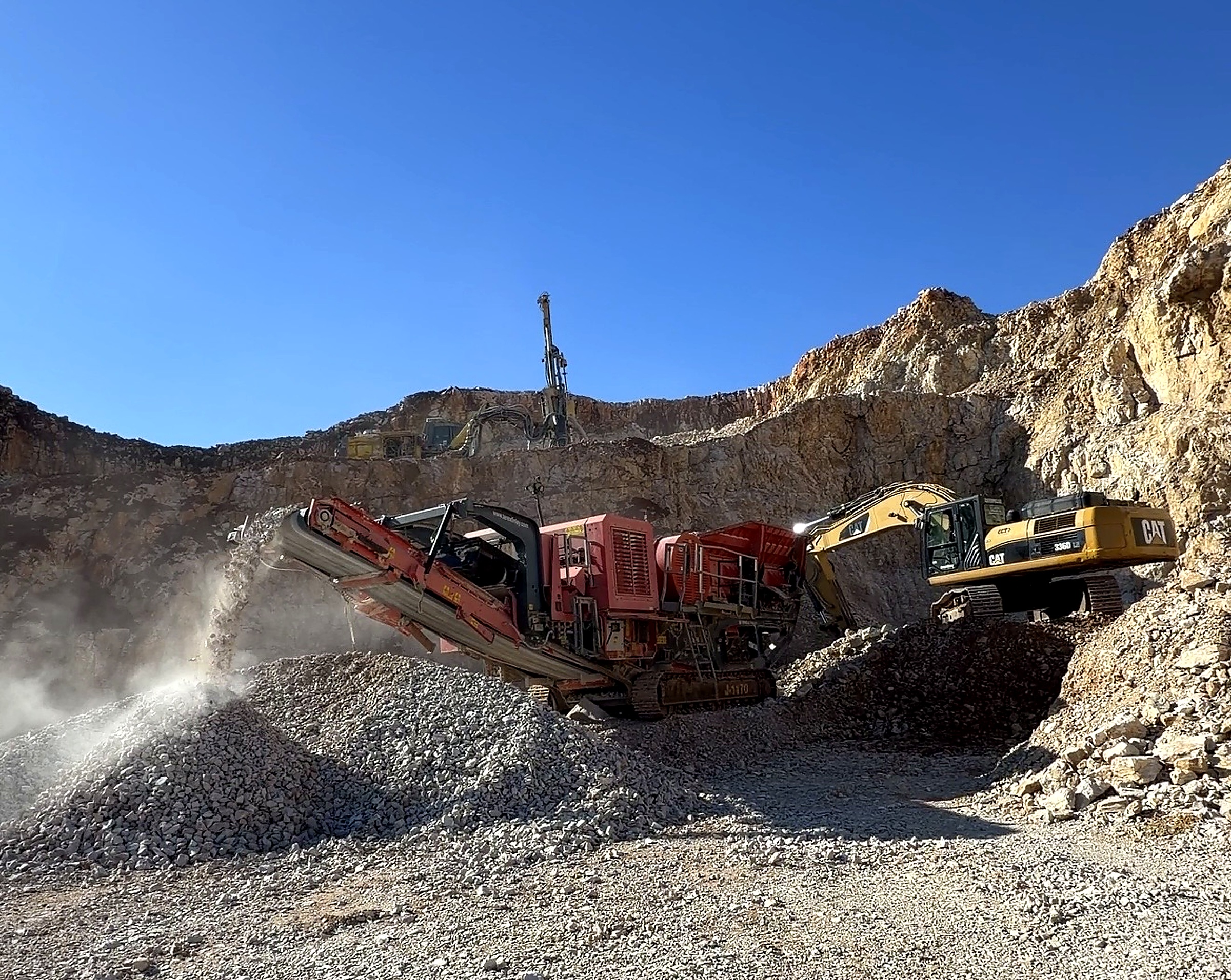 Thërrmuesi mobil Terex Finlay duke prodhuar granil në karierën e gurit gëlqeror